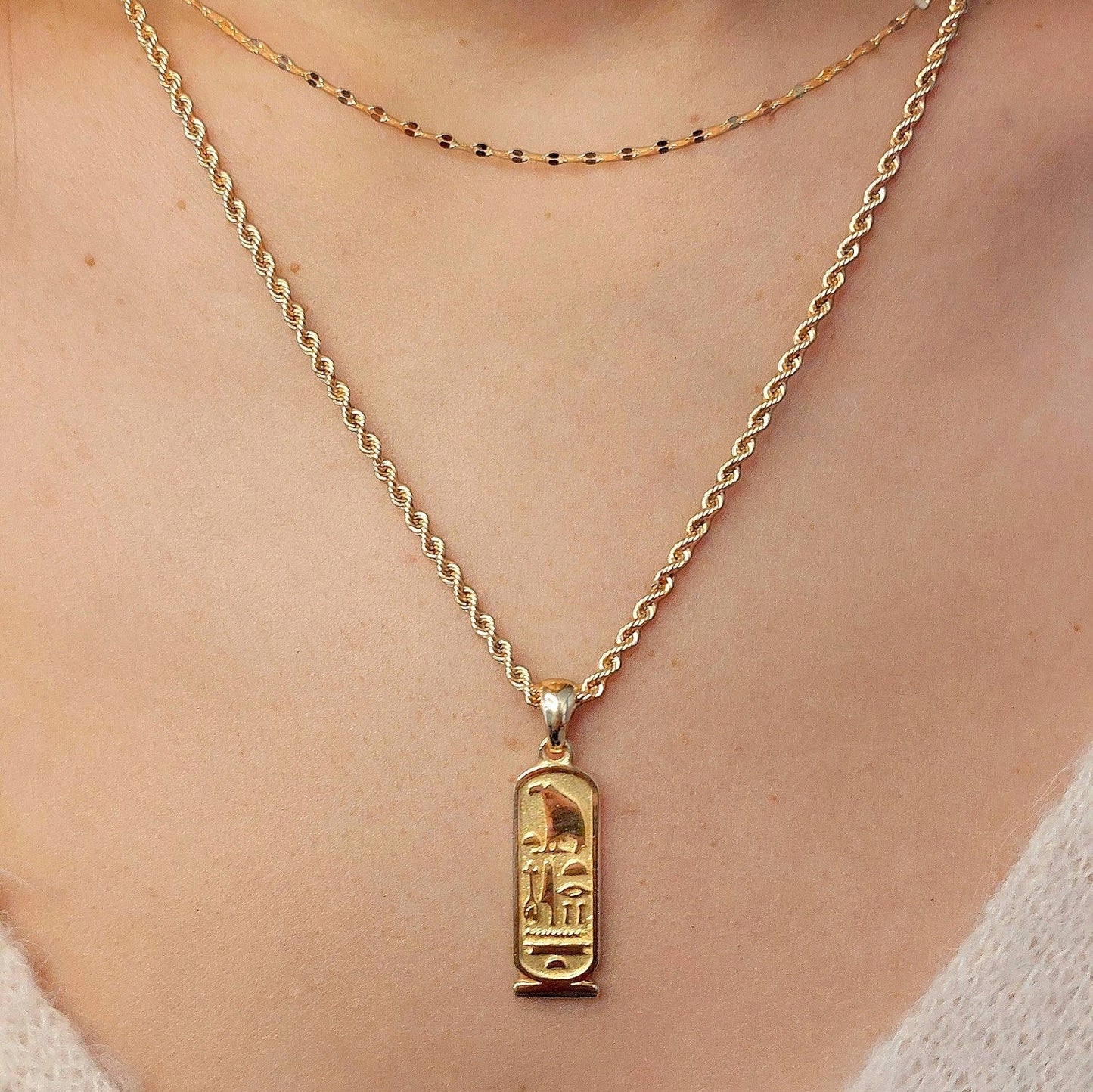 Nefertari, por la que brilla el sol.