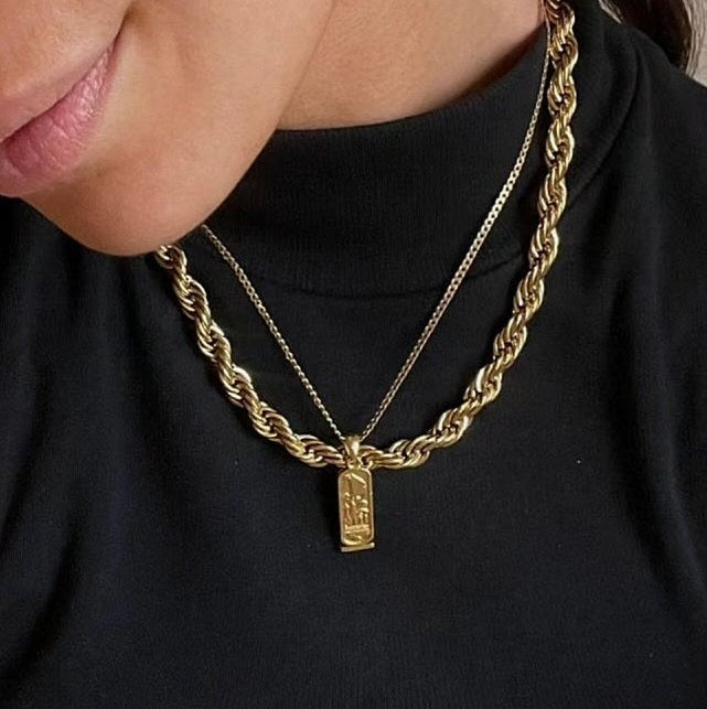 Nefertari, por la que brilla el sol.