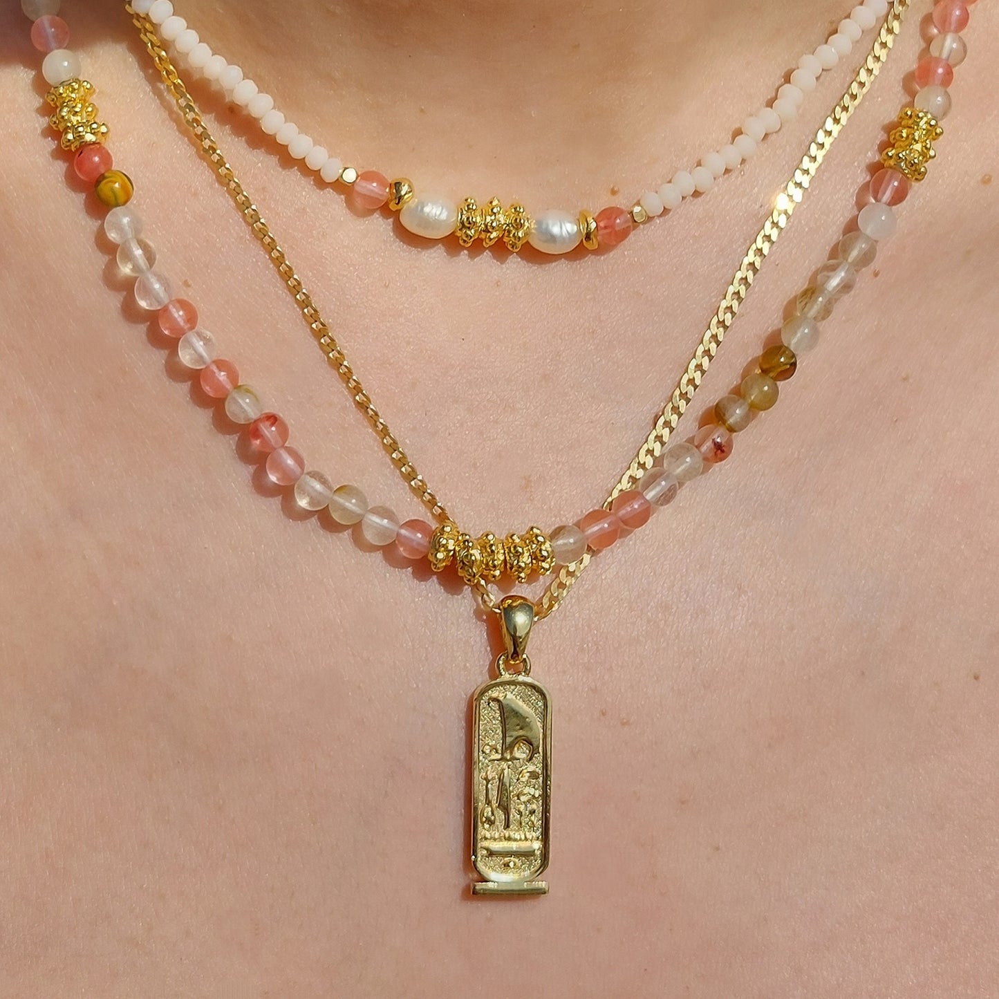 Nefertari, por la que brilla el sol.