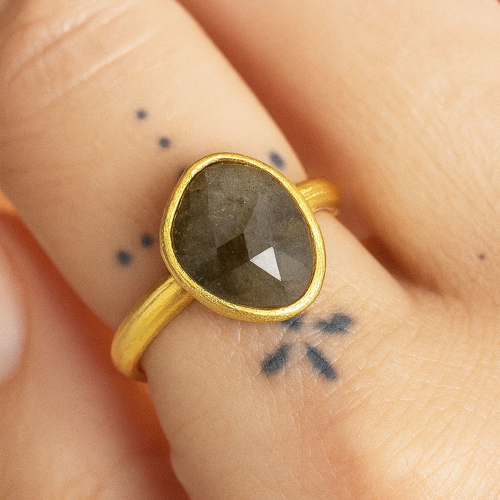 Anillo Aura: pieza artesanal con labradorita natural y oro texturizado hecho a mano