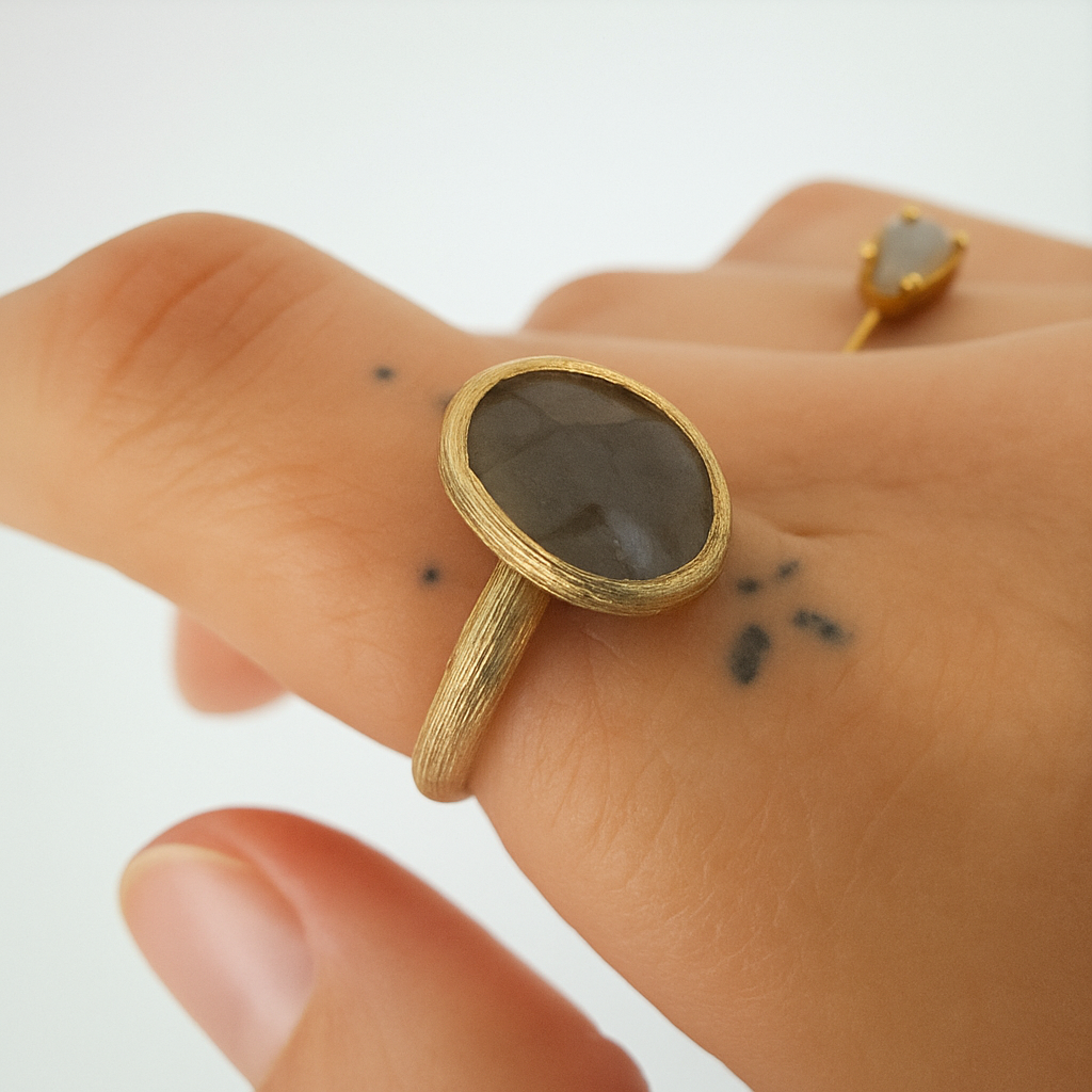 Anillo Aura: pieza artesanal con labradorita natural y oro texturizado hecho a mano