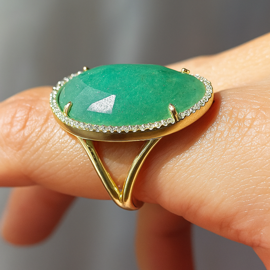 Anillo Deméter con aventurina natural en montura de oro pulido y diseño abierto, joya artesanal inspirada en lo sagrado femenino