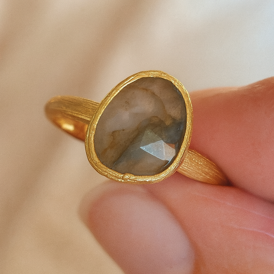 Anillo Aura: pieza artesanal con labradorita natural y oro texturizado hecho a mano